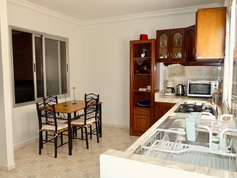 A Cozy Home Right In The Heart Of タンジェ エクステリア 写真
